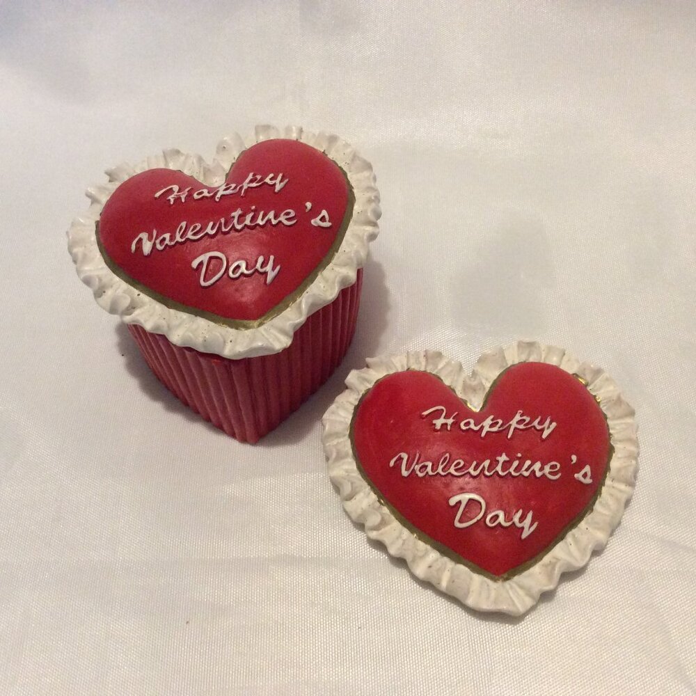 Valintine Polyresin Heart Shape Trinket Box Red White Ribbed Texture Bow